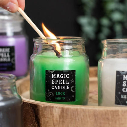 Glas mit grüner Kerze mit Aufkleber mit der Aufschrift 'Magic Spell Candle Luck'