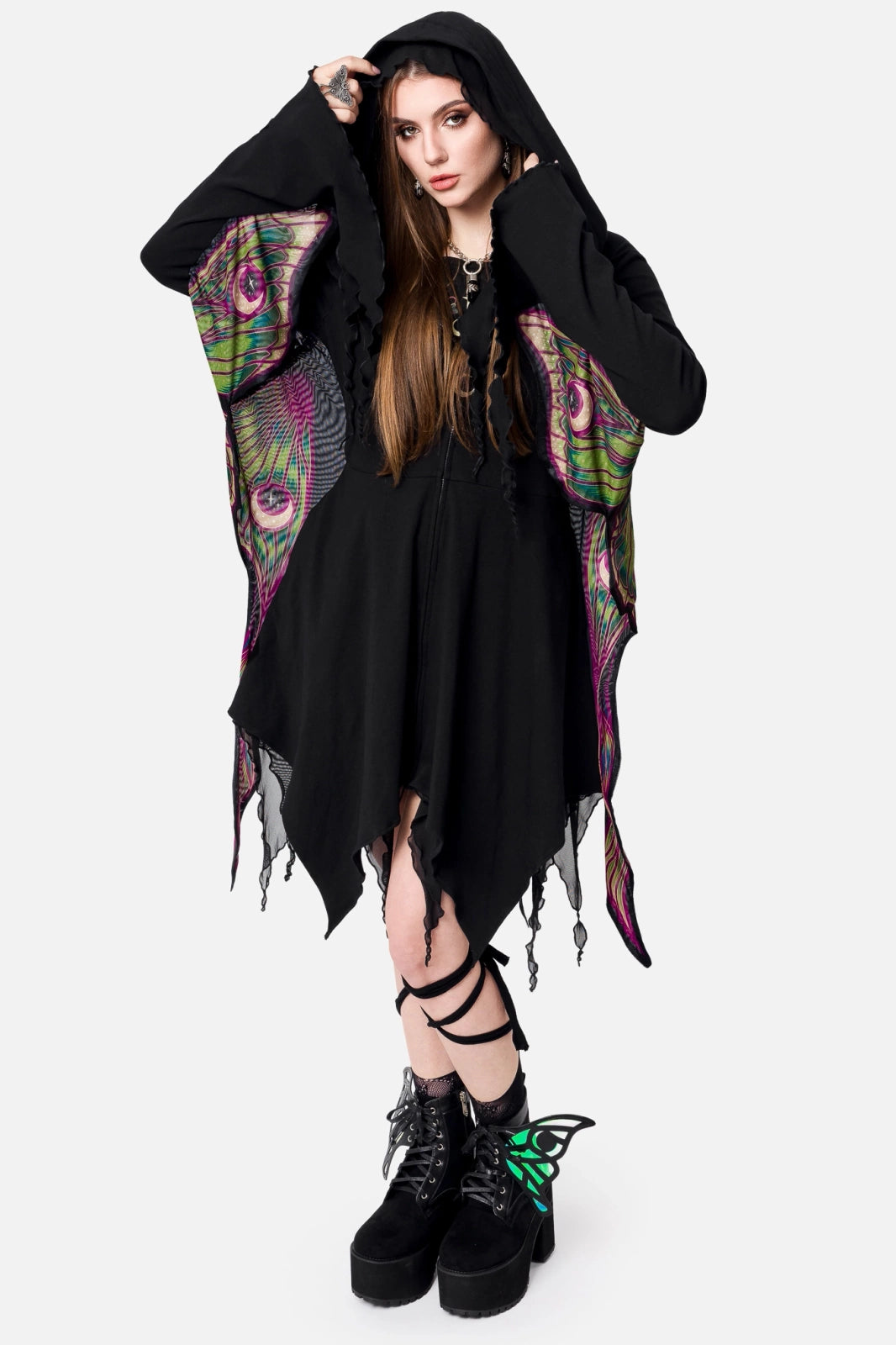 Schwarzer Mantel METAMORPHOSIS HOOD mit Mottenflügeln unter den Armen von Restyle