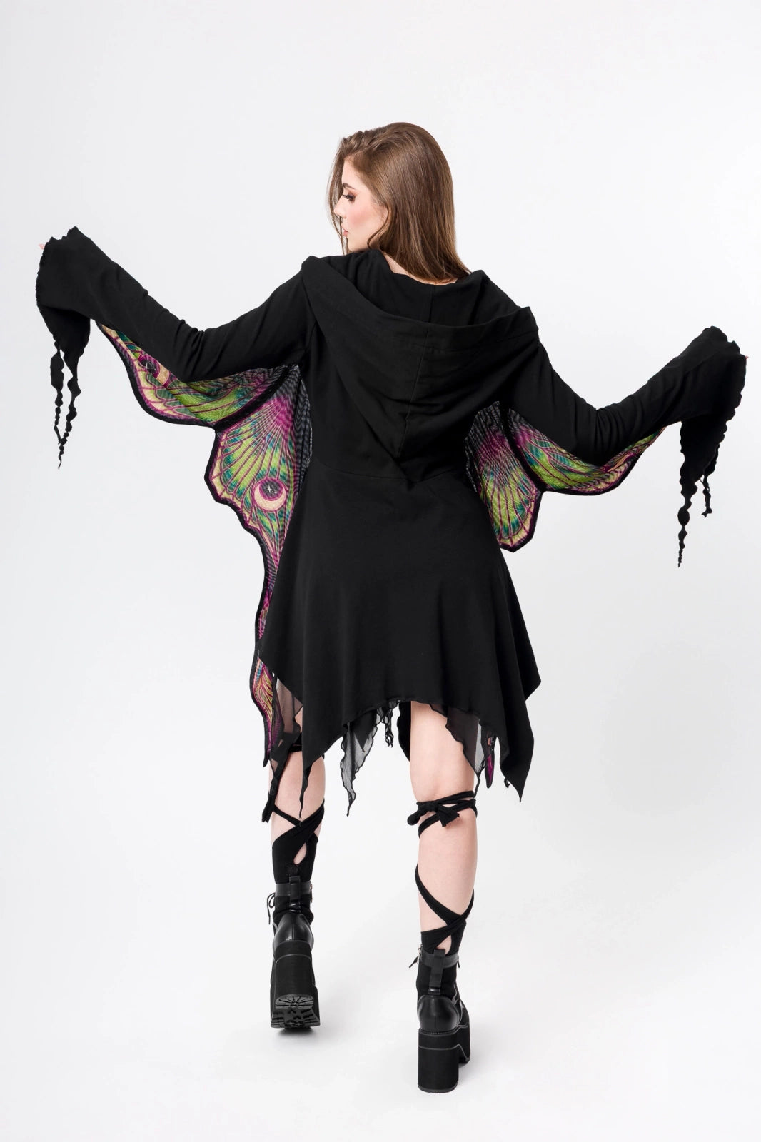 Schwarzer Mantel METAMORPHOSIS HOOD mit Mottenflügeln unter den Armen von Restyle