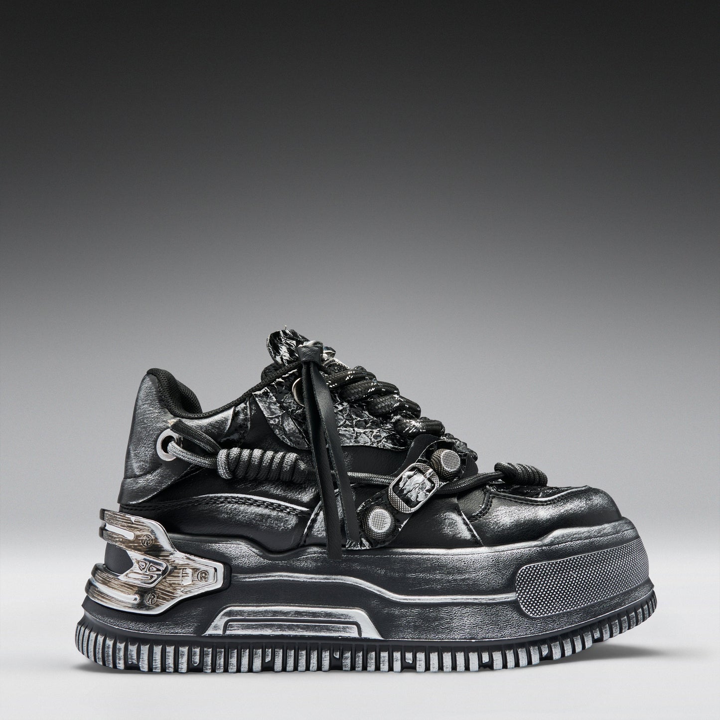 Schwarze Kunstledersneaker METAMORPHOSIS Men's Distressed Platform Trainers Vegan im Used-Look mit silberfarbenden Details von KOI