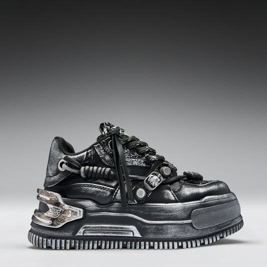 Schwarze Kunstledersneaker METAMORPHOSIS Men's Distressed Platform Trainers Vegan im Used-Look mit silberfarbenden Details von KOI