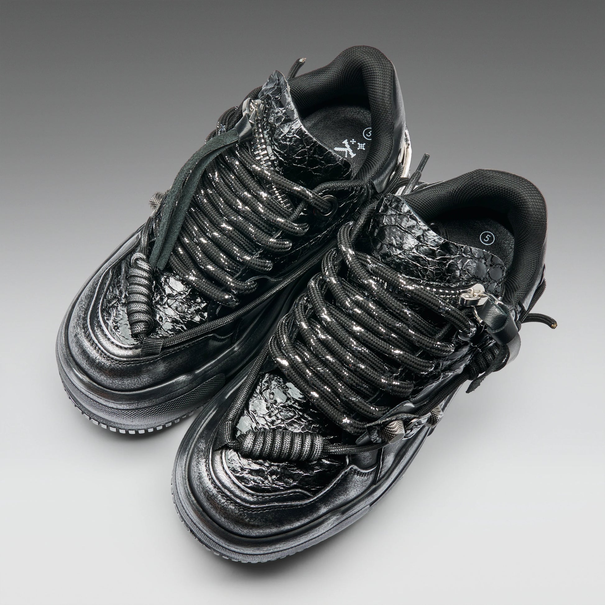 Schwarze Kunstledersneaker METAMORPHOSIS Men's Distressed Platform Trainers Vegan im Used-Look mit silberfarbenden Details von KOI