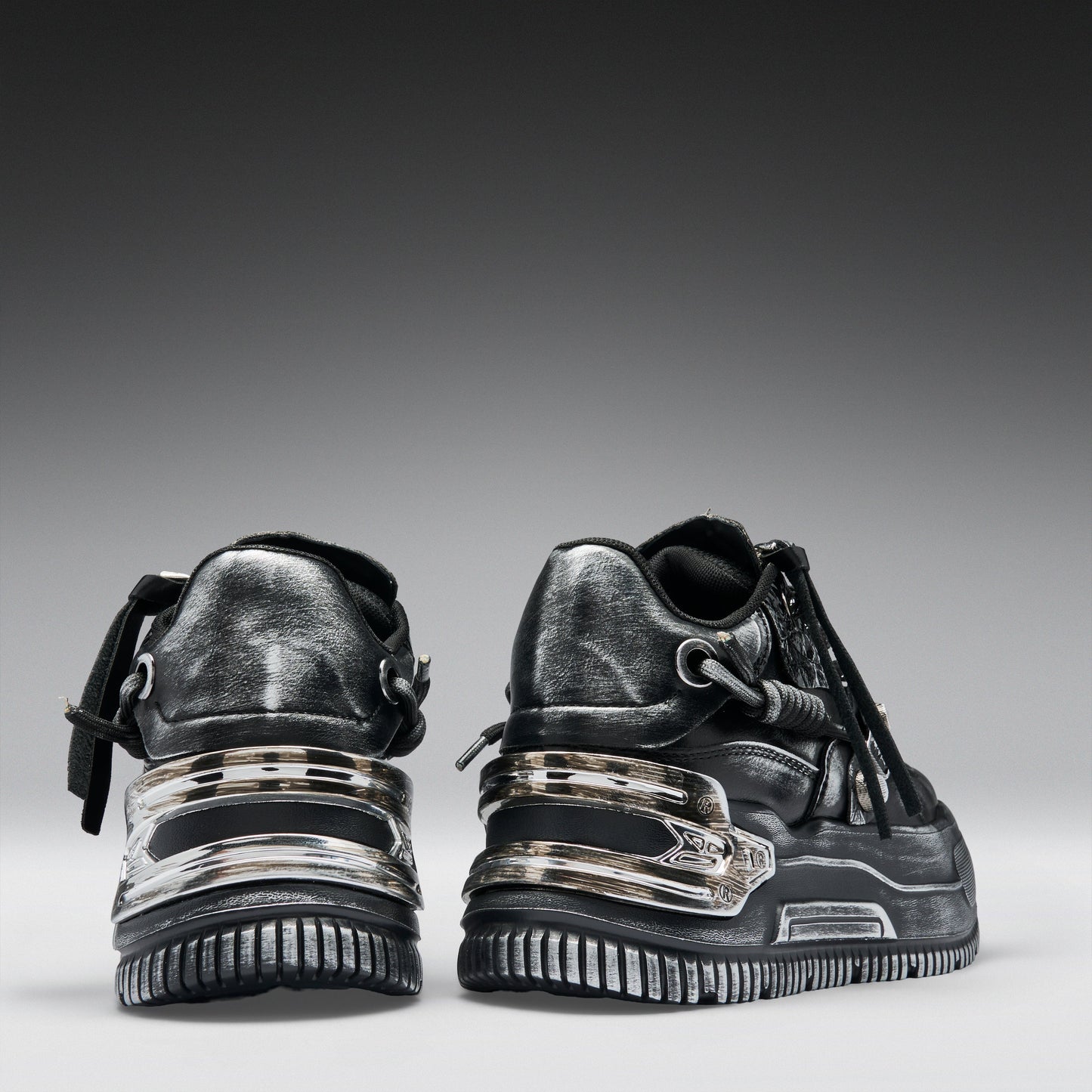 Schwarze Kunstledersneaker METAMORPHOSIS Men's Distressed Platform Trainers Vegan im Used-Look mit silberfarbenden Details von KOI