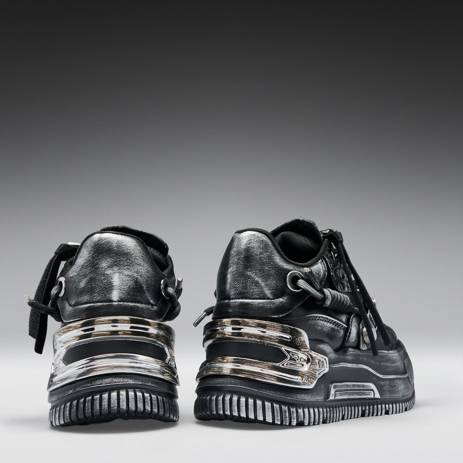 Schwarze Kunstledersneaker METAMORPHOSIS Men's Distressed Platform Trainers Vegan im Used-Look mit silberfarbenden Details von KOI