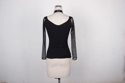 Schwarzes Shirt Toxic City Top mit Zierketten und Netzärmeln von Devil Fashion