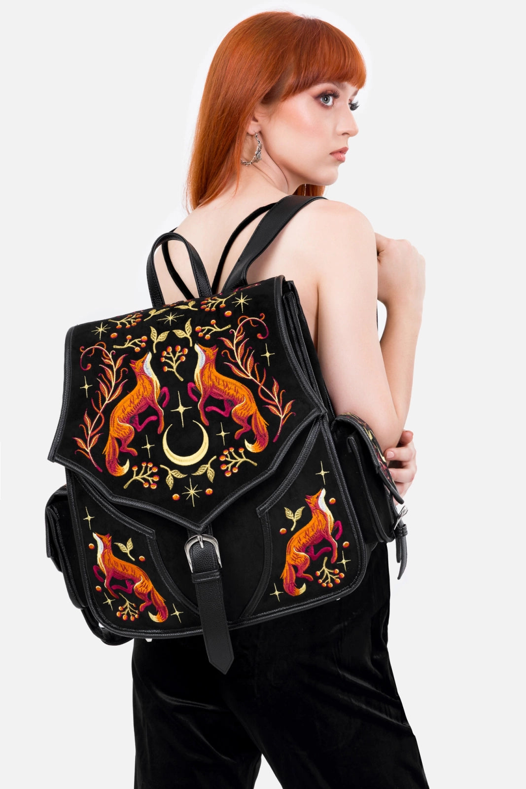 Schwarzer Rucksack MYSTIC FOX BACKPACK mit Fuchsstickerei von Restyle