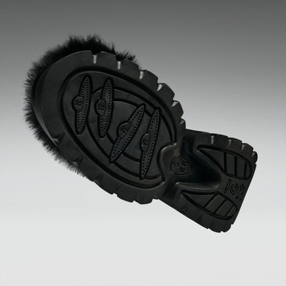 Schwarzer Kunstlederschuh Midnight Sasquatch Fluffy Boots Vegan mit Kunstfell von KOI