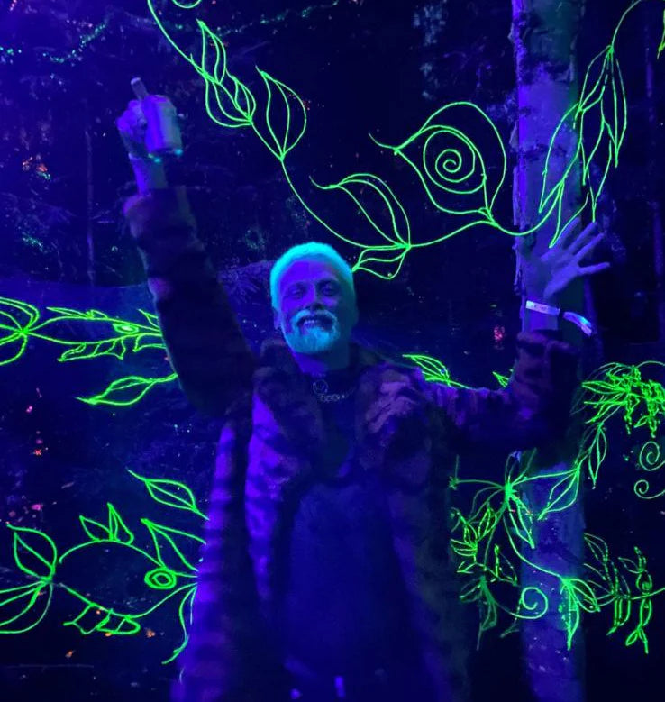 semi-permanente Haartönung UV MIKA MINT in dem Farbton Pastellgrün im Schwarzlicht von Herman's Amazing