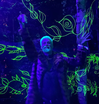 semi-permanente Haartönung UV MIKA MINT in dem Farbton Pastellgrün im Schwarzlicht von Herman's Amazing