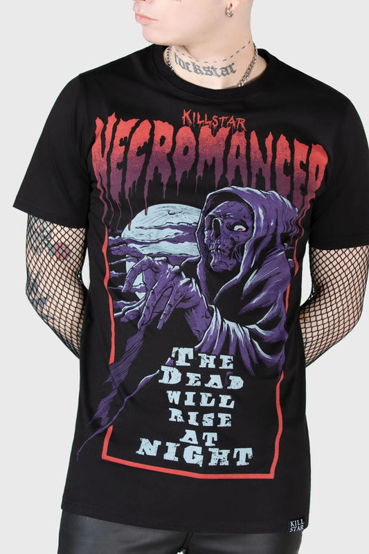 Schwarzes NECROMANCER T-SHIRT im rot-lilafarbenden Design mit unheimlichen Figurenprint mit Aufschrift 'The Dead Will Rise At Night' von Killstar