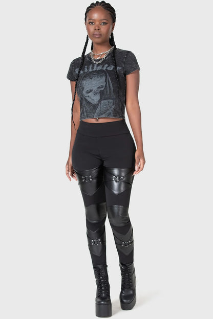 Schwarze NIGHT DEMON LEGGINGS mit Kunstledetails und kleinen O-Ringen von Killstar