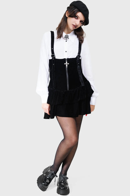 Schwarzer Minirock NECROTOME SKIRT aus Samtstoff und verstellbaren Schultergurten von Killstar