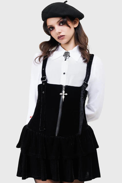 Schwarzer Minirock NECROTOME SKIRT aus Samtstoff und verstellbaren Schultergurten von Killstar