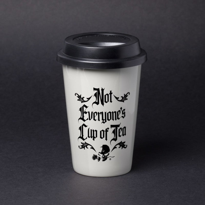 Weißer Becher Not Everyone's Cup Of Tea Travel Mug mit schwarzem Deckel von Alchemy