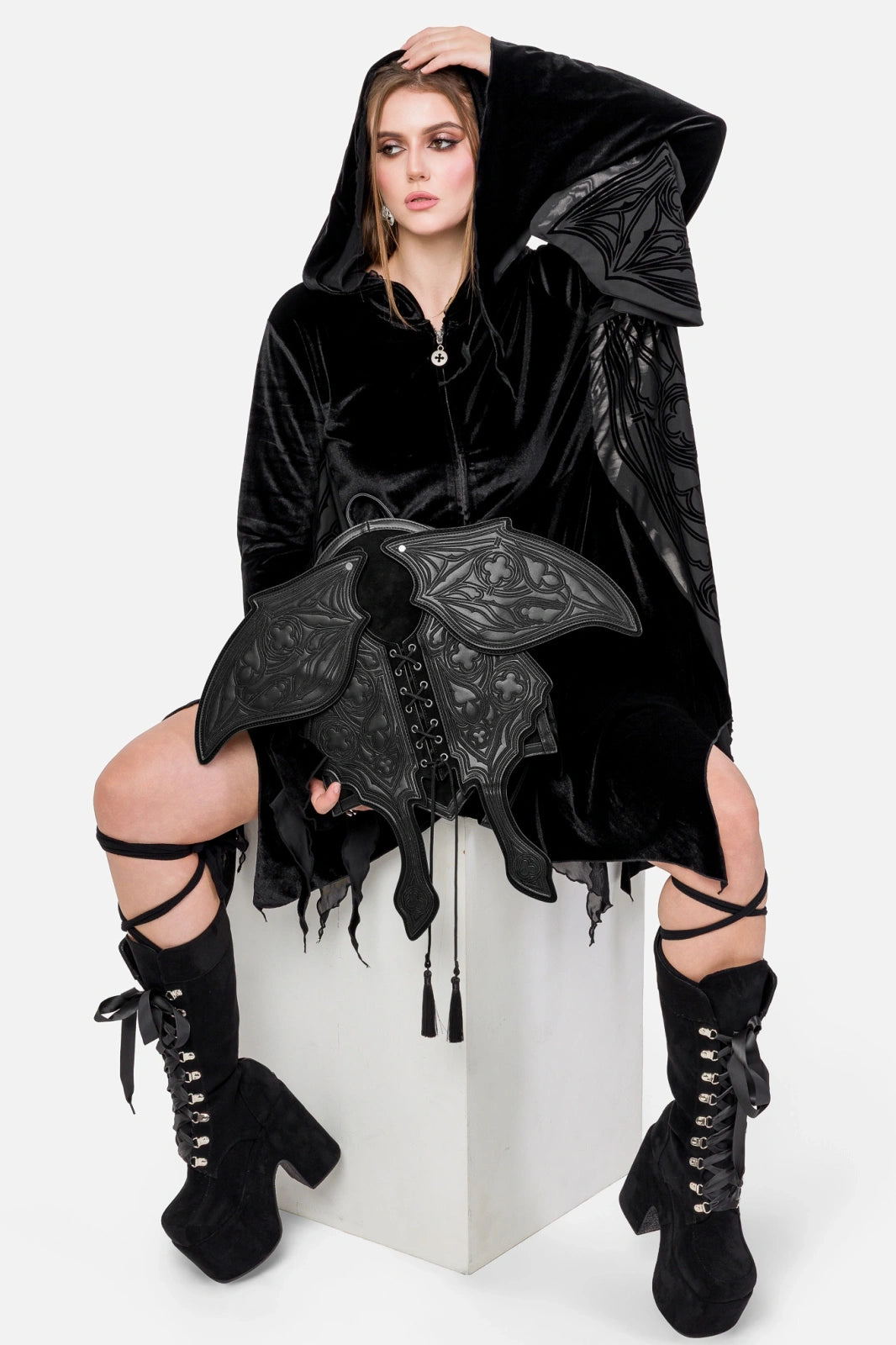 Schwarzer Rucksack OBSIDIAN MOTH BACKPACK mit beweglichen Mottenflügeln von Restyle