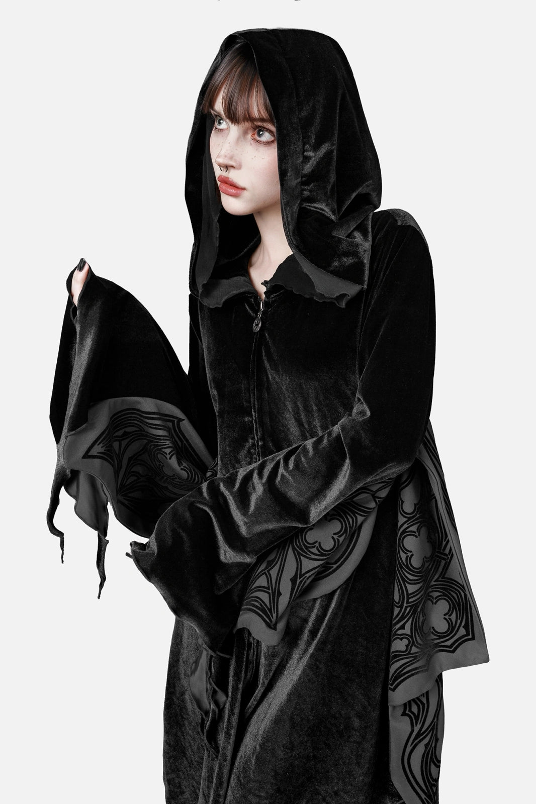 Schwarzer Mantel OBSIDIAN MOTH HOOD mit Mottenflügeln unter den Armen von Restyle