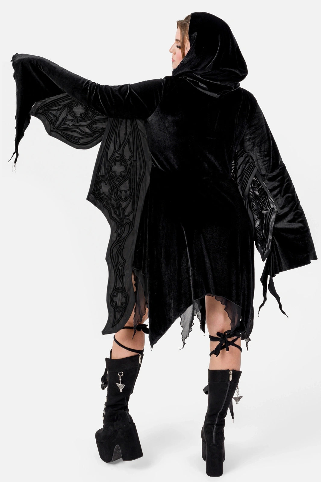 Schwarzer Mantel OBSIDIAN MOTH HOOD mit Mottenflügeln unter den Armen von Restyle