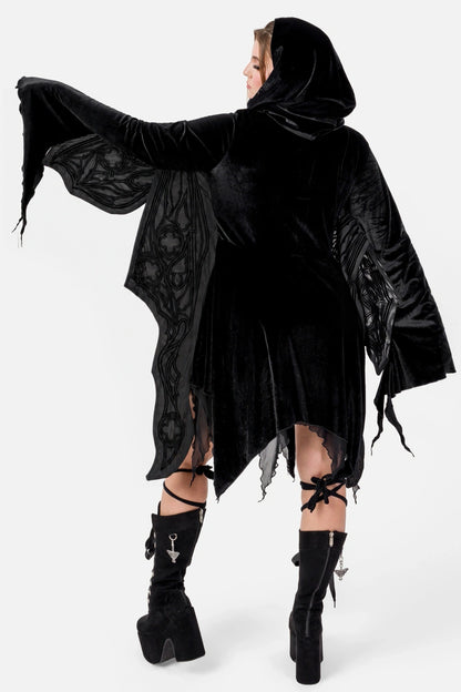 Schwarzer Mantel OBSIDIAN MOTH HOOD mit Mottenflügeln unter den Armen von Restyle