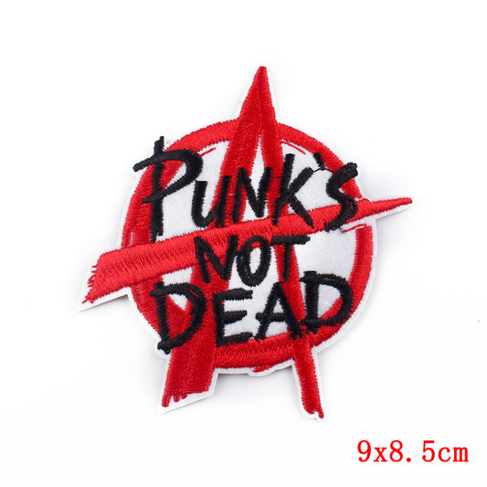 Kleiner Aufnäher PUNKS NOT DEAD PATCH vor großem, roten 'A' von Moon Attic