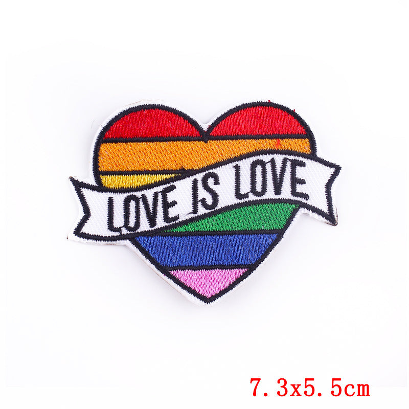 Kleiner, herzförmiger Aufnäher LOVE IS LOVE PATCH im Regenbogendesign von Moon Attic