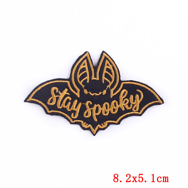 Kleiner, schwarz-gelber Aufnäher STAY SPOOKY PATCH in Form einer Fledermaus von Moon Attic