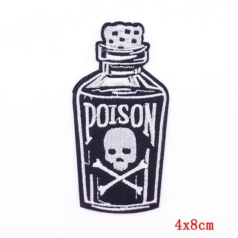 Kleiner Aufnäher POISON PATCH in Form eines Flacons mit Totenkopf von Moon Attic