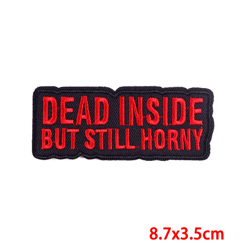 Kleiner Aufnäher DEAD AND HORNY PATCH mit Aufschrift 'Dead Inside But Still Horny' von Moon Attic