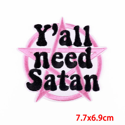 Kleiner Aufnäher Y'ALL NEED SATAN PATCH vor pinkem Pentagram von Moon Attic