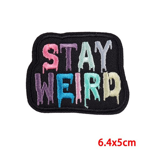 Kleiner Aufnäher STAY WEIRD PATCH mit bunten Buchstaben von Moon Attic