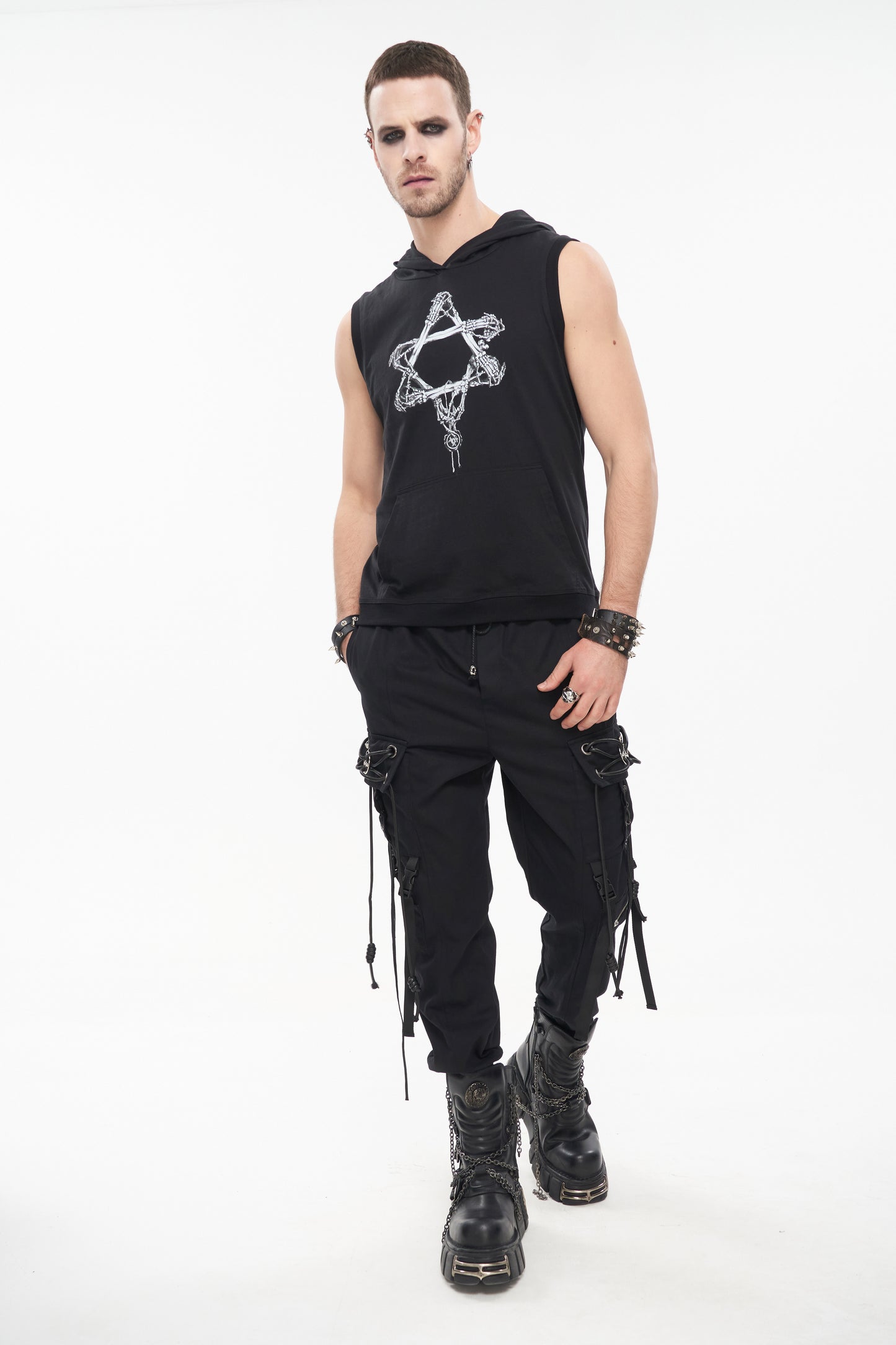 Schwarze Cargo-Hose Pentagram Cargo Pants im Techwear- und Streetstyle-Look von Devil Fashion