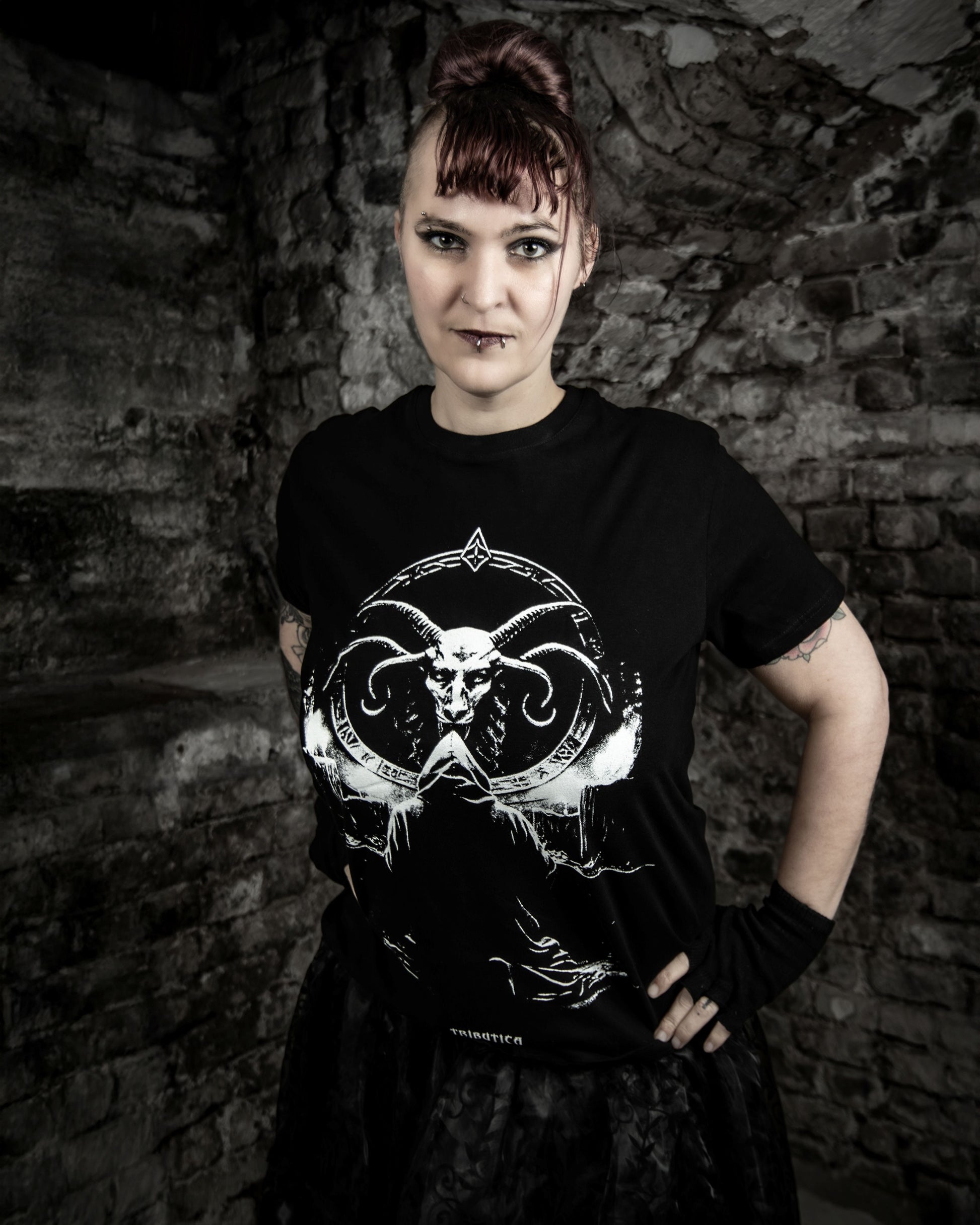 Schwarzes Oberteil Priest Shirt mit großem Print von Tributica