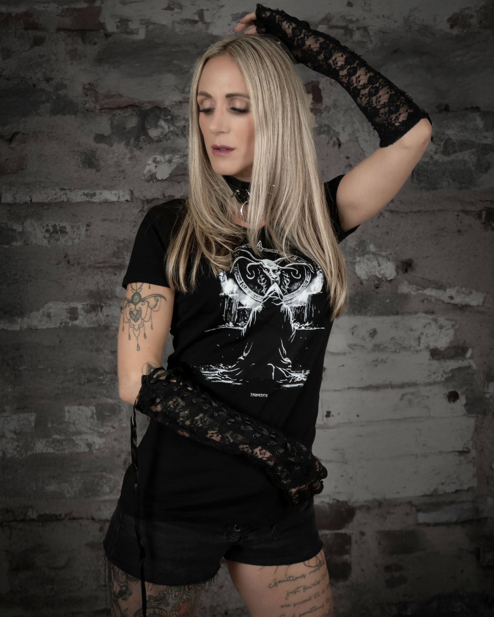 Schwarzes Oberteil Priest Shirt mit großem Print von Tributica