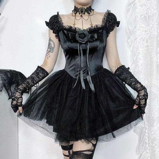 Schwarzes, schulterfreies Kleid BLOOM DRESS mit Spitzen- und Blütendetails, sowie Tüllrock von Moon Attic