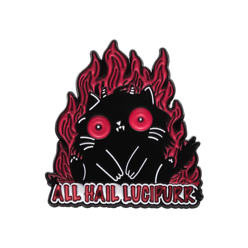 Kleiner, schwarz-roter Emaille-Anstecker LUCIPURR ENAMEL PIN mit vor Feuer sitzender Katze und Aufschrift 'All Hail Lucipurr' von Moon Attic