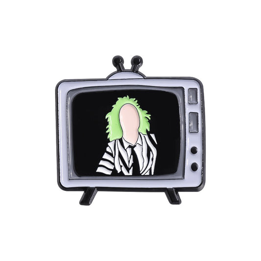 Kleiner, rechteckiger Emaille-Anstecker BEETLEJUICE ENAMEL PIN in Form eines Fernsehers von Moon Attic