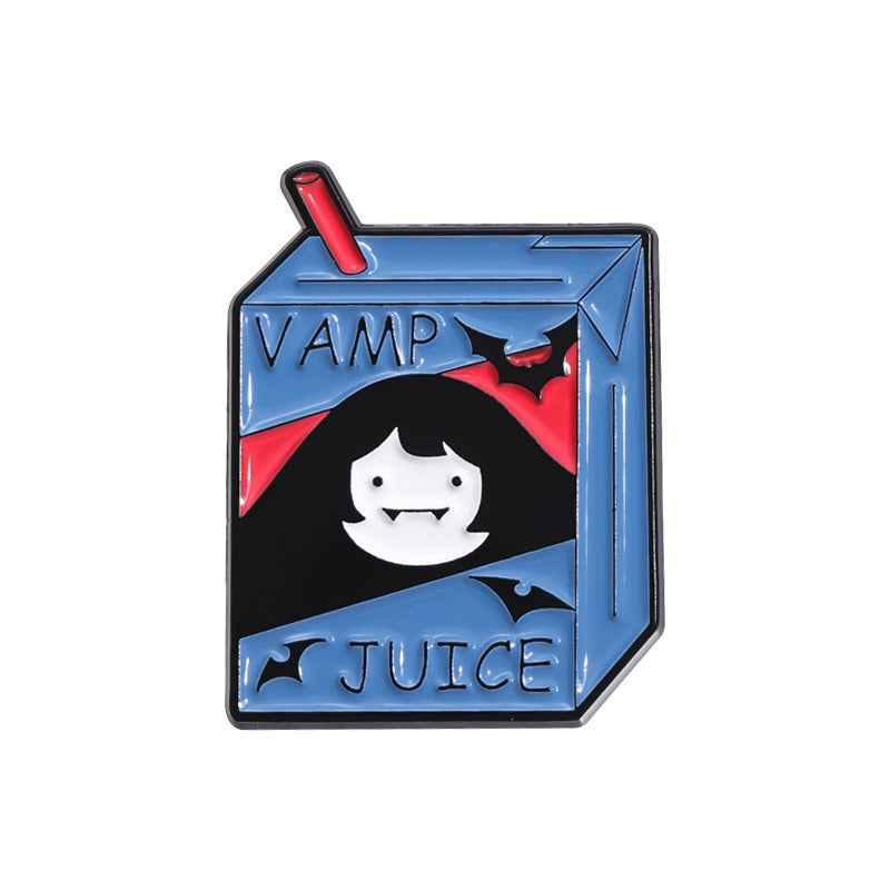 Kleiner Emaille-Anstecker VAMP JUICE ENAMEL PIN in Form eines Trinkpäckchens mit niedlichem Aufdruck von Moon Attic