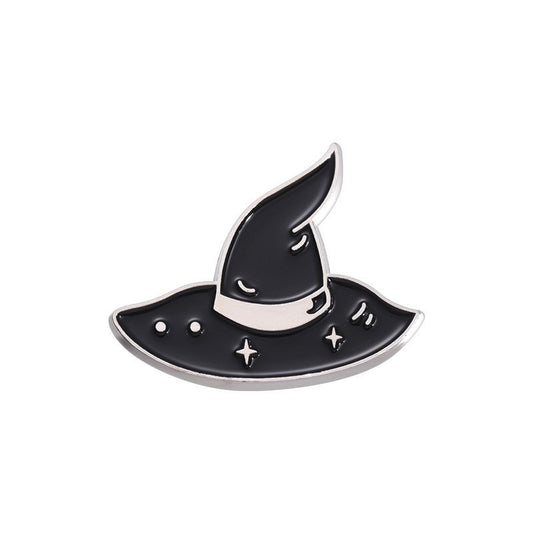 Kleiner, schwarzer Emaille-Anstecker WITCH HAT ENAMEL PIN in Form eines Hexenhuts von Moon Attic