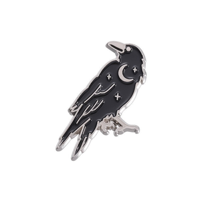 Kleiner, schwarzer Emaille-Anstecker RAVEN ENAMEL PIN in Form eines Rabens von Moon Attic