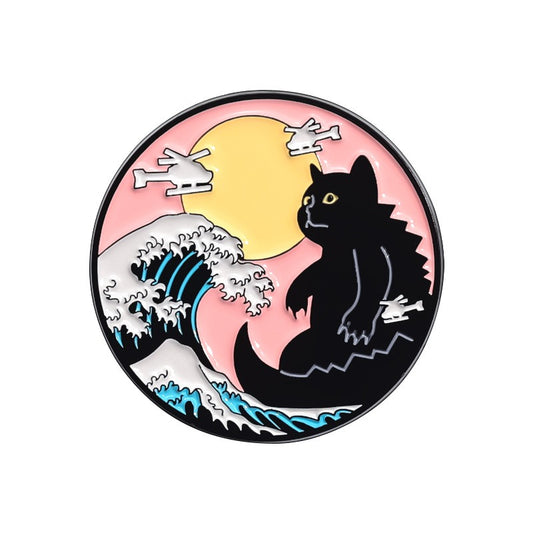 Kleiner Emaille-Anstecker GODZILLA CAT WAVE ENAMEL PIN mit Monsterkatzen Design von Moon Attic