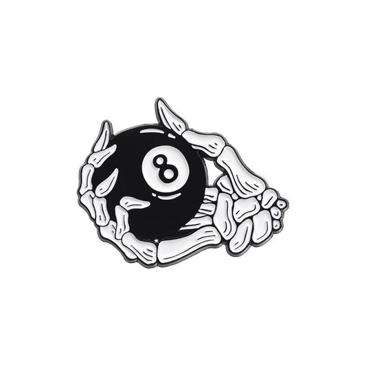 Kleiner, runder Emaille-Anstecker EIGHTBALL ENAMEL PIN mit Billardkugel in Skeletthand von Moon Attic