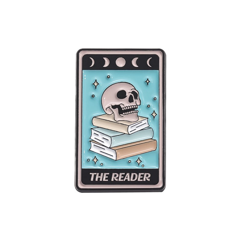 Kleiner, hellblauer Emaille-Anstecker THE READER ENAMEL PIN im Tarotkartendesign von Moon Attic