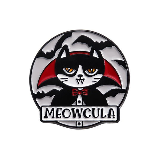 Kleiner, runder Emaille-Anstecker MEOWCULA ENAMEL PIN Vampirkatzen Design von Moon Attic