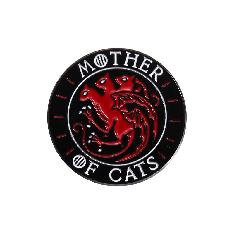 Kleiner, runder Emaille-Anstecker MOTHER OF CATS ENAMEL PIN mit Katzendrachenlogo im 'Game of Thrones' Style von Moon Attic