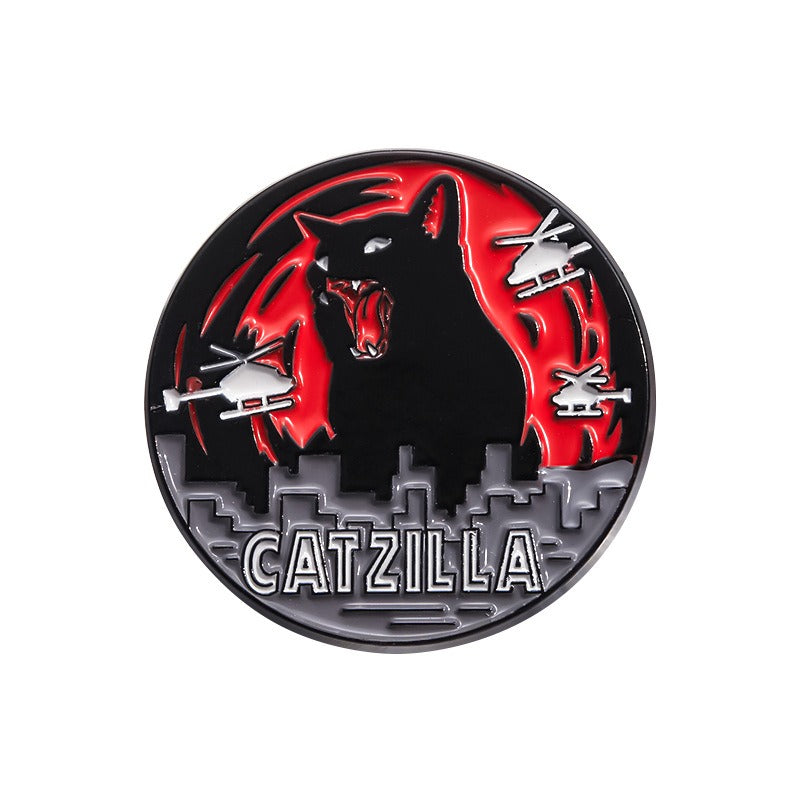 Kleiner, runder Emaille-Anstecker CATZILLA ENAMEL PIN mit Riesenkatze in einer Stadt von Moon Attic