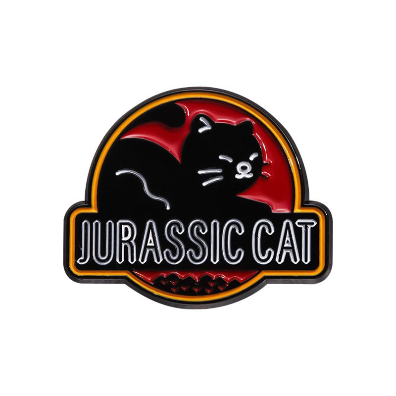 Kleiner, runder Emaille-Anstecker JURASSIC CAT ENAMEL PIN mit Katzensilhouette im Jurassic Park Logodesign von Moon Attic