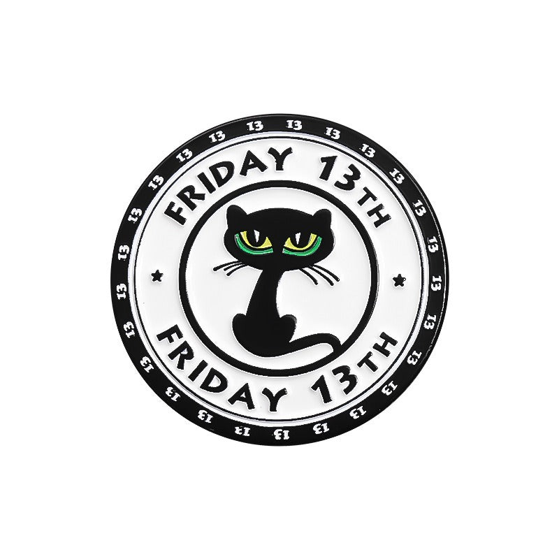 Kleiner, runder Emaille-Anstecker FRIDAY 13TH ENAMEL PIN im Katzendesign von Moon Attic