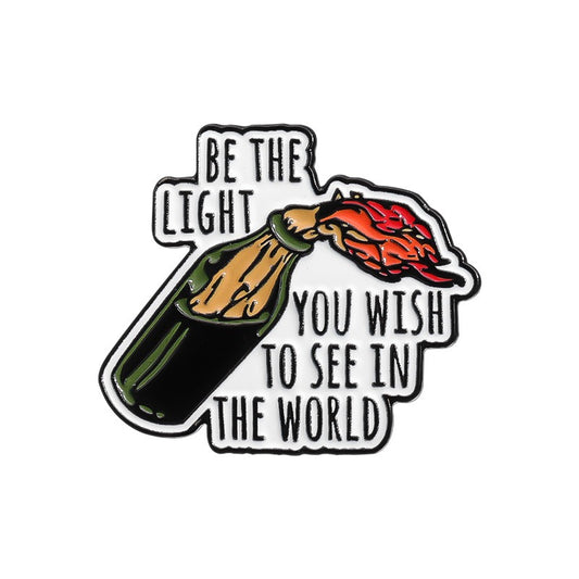 Kleiner Emaille-Anstecker BE THE LIGHT ENAMEL PIN mit Monsterkatzen Design von Moon Attic