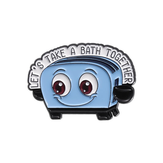 Kleiner Emaille-Anstecker TOASTER BATH ENAMEL PIN mit Pinguin Design von Moon Attic