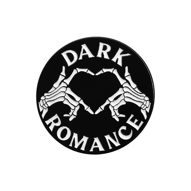 Kleiner, runder Emaille-Anstecker DARK ROMANCE ENAMEL PIN mit zwei Skeletthänden, die ein Herz formen von Moon Attic