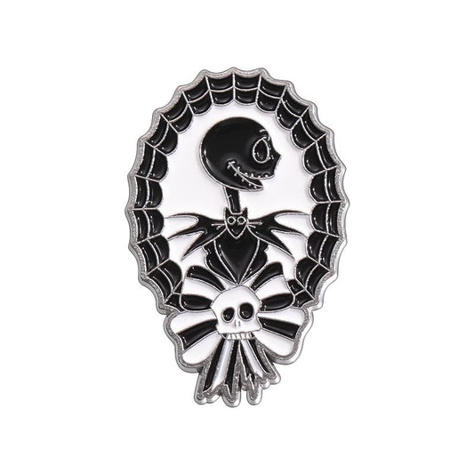 Kleiner, ovaler Emaille-Anstecker BLACK/WHITE JACK PIN im Nightmare Before Christmas-Design von Moon Attic